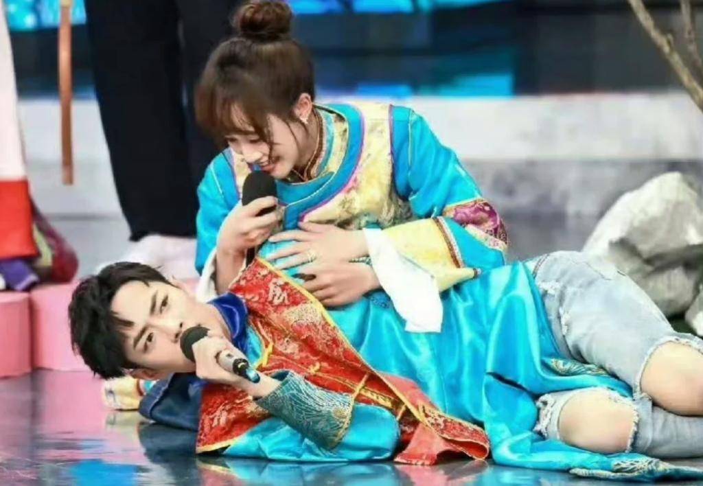 肖战新剧开机照流出一旁的蓝盈莹引热议娱乐圈的现实根本藏不住！