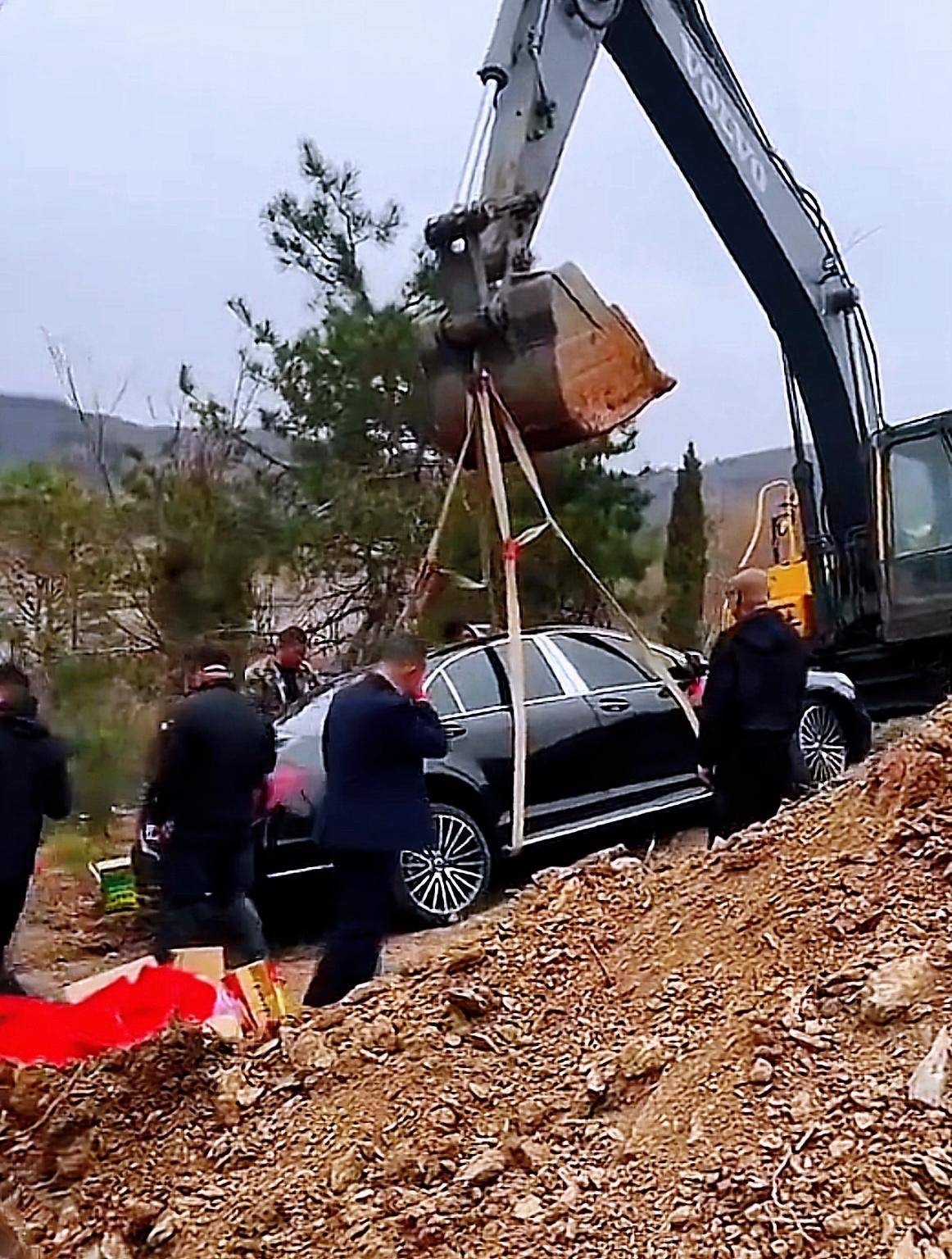 百万奔驰车陪葬再曝猛料:死者系70岁企业家葬礼上每人500元红包家属披露事发全过程