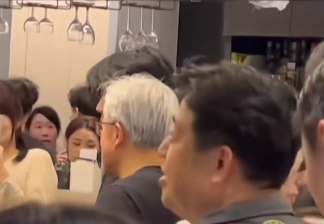 黄仁勋与家人台湾省聚餐！爸爸与哥哥都秃顶，因祖籍问题网友破防