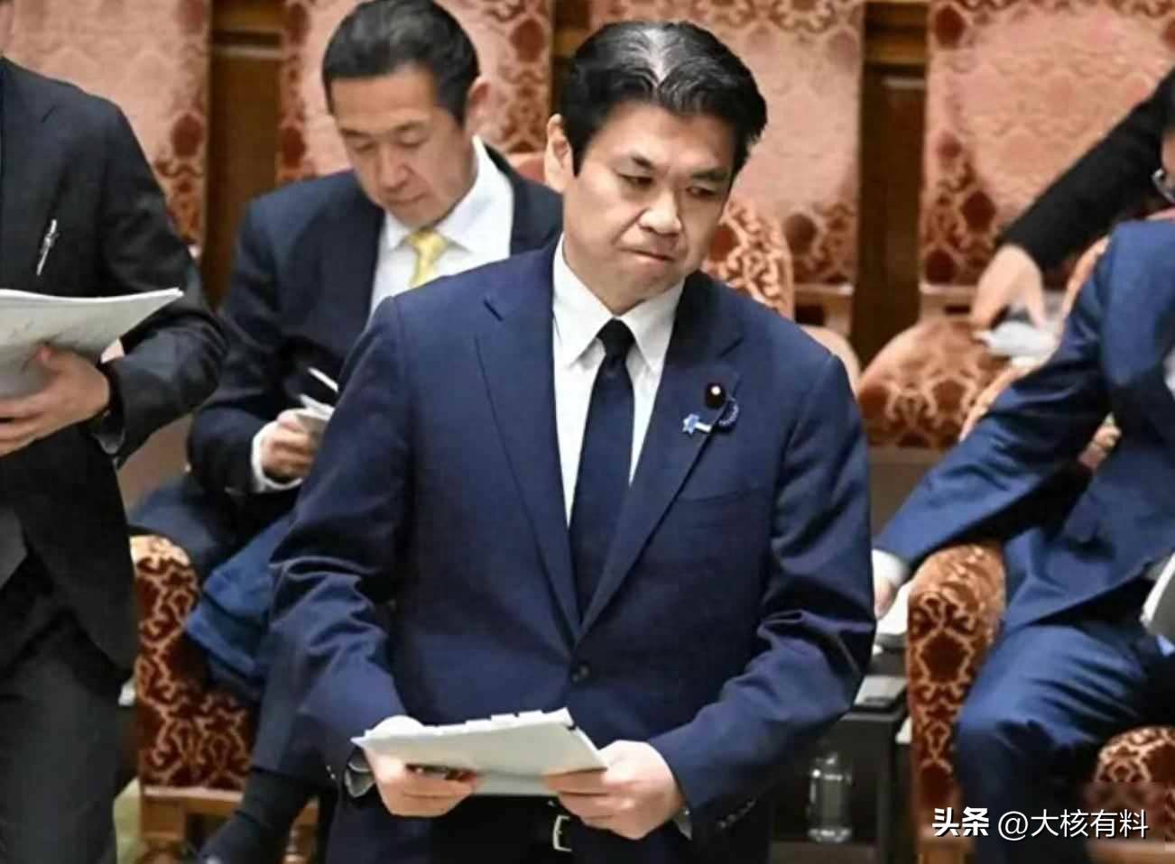 日本教育部长骚扰女记者出轨已婚背后大骂高市却拒绝辞职-第8张图片-