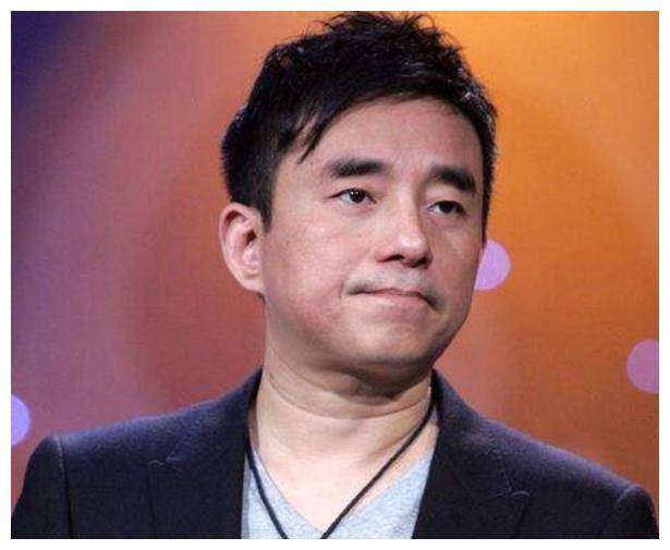 他原来是著名歌星与富婆同居了16年被抛弃如今55岁仍孤身一人
