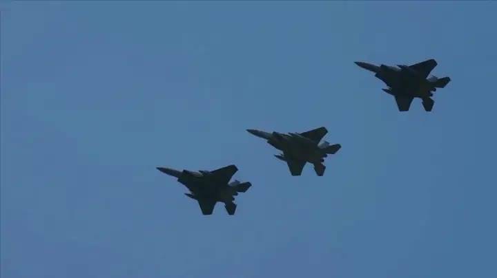2058. F-15“鹰”与F-22“猛禽”战斗机起飞升空