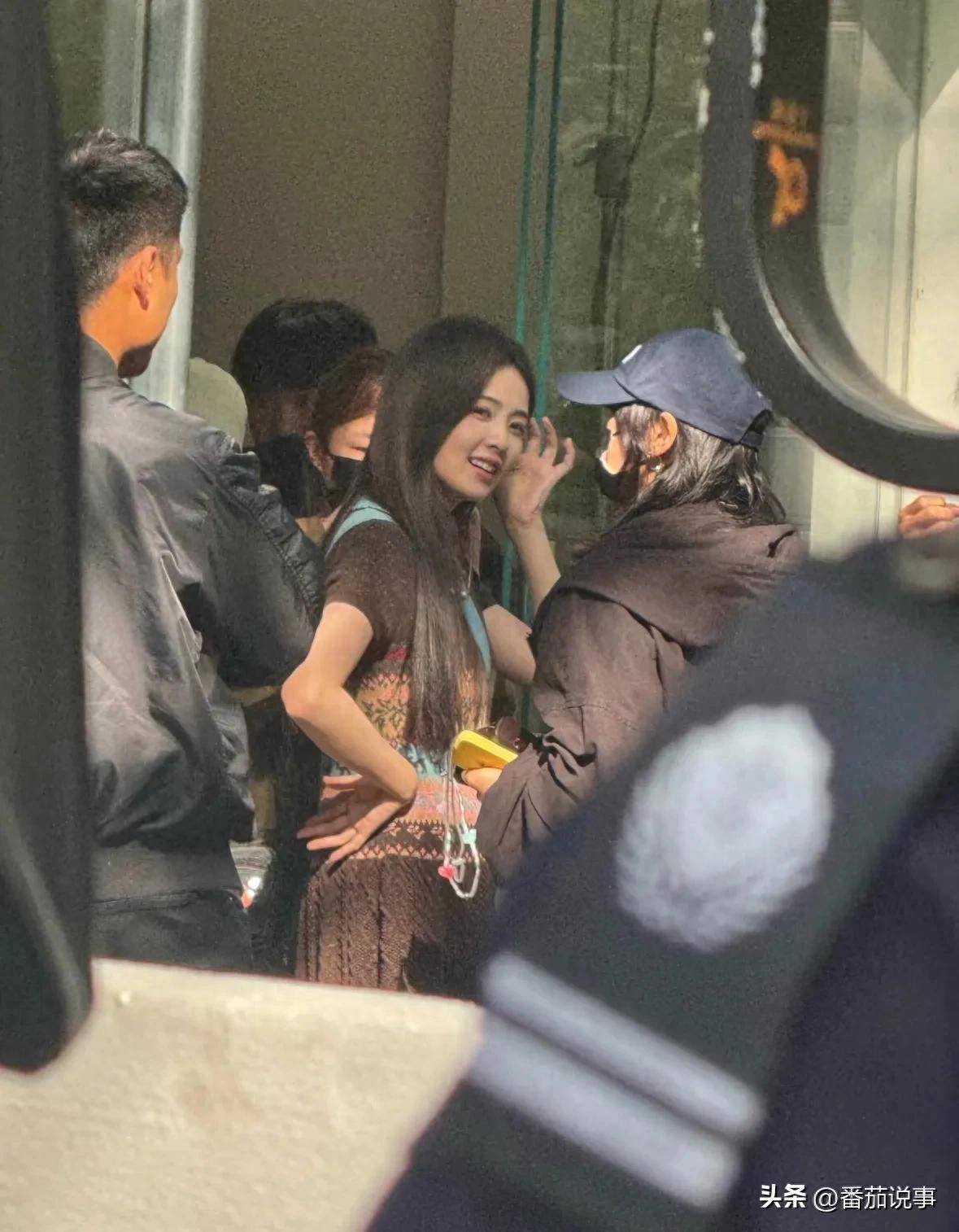 白鹿制服白鹿私服穿搭技巧原创        白鹿现身武汉咖啡馆，挥手甜笑超亲切，私服穿搭松弛感拉满，