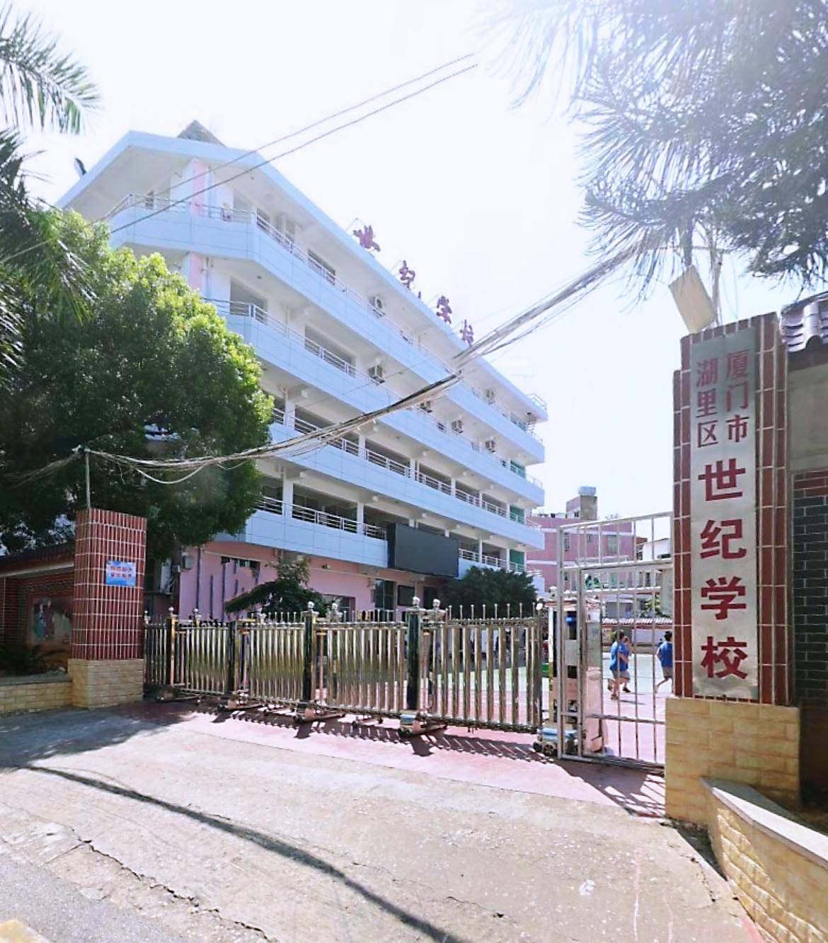 厦门女教师给领导撑伞事件再曝猛料：男女非父女关系视频发布者发声职场潜规则公然上演”