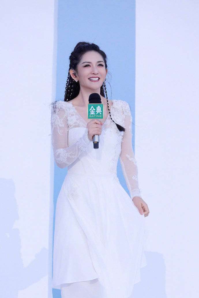 谢娜巡演被骂：非专业歌手边界感在哪？网友吵翻了