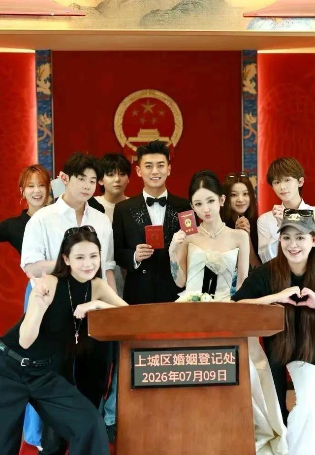 7月12日：网红情侣薛小婉任权晒出婚纱照官宣正式领证了六年分分合合争议一直不断