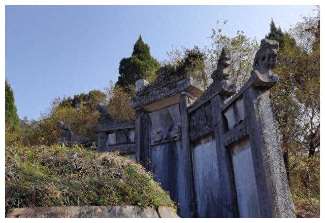 
        2015年白云山荒坟发现墓葬，揭开其身份：墓主父亲是清朝首富