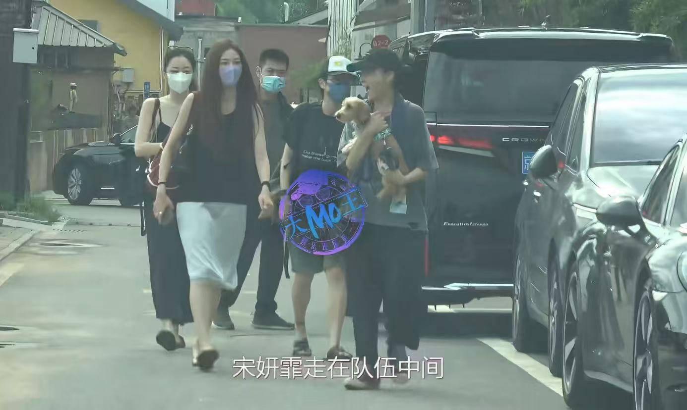 
        宋妍霏窦靖童李嫣同框，李嫣遗传王菲气质，高挑清冷