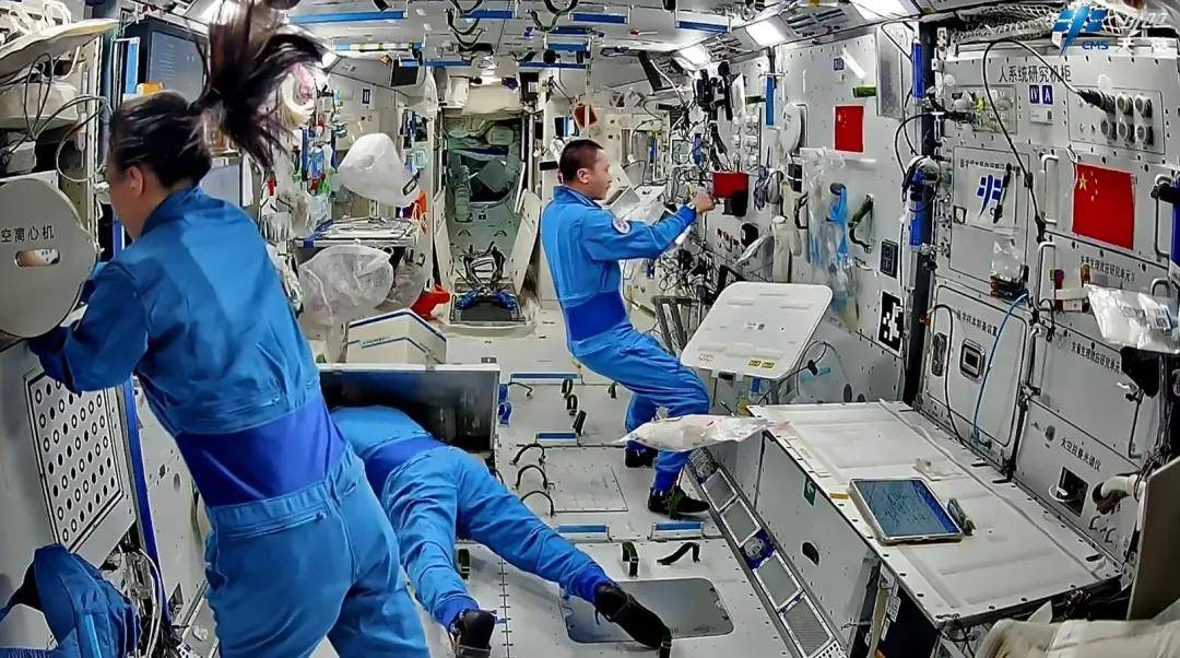 
        神二十三3人新消息，画面中女航天员长发飞舞，太空洗头难不难？
