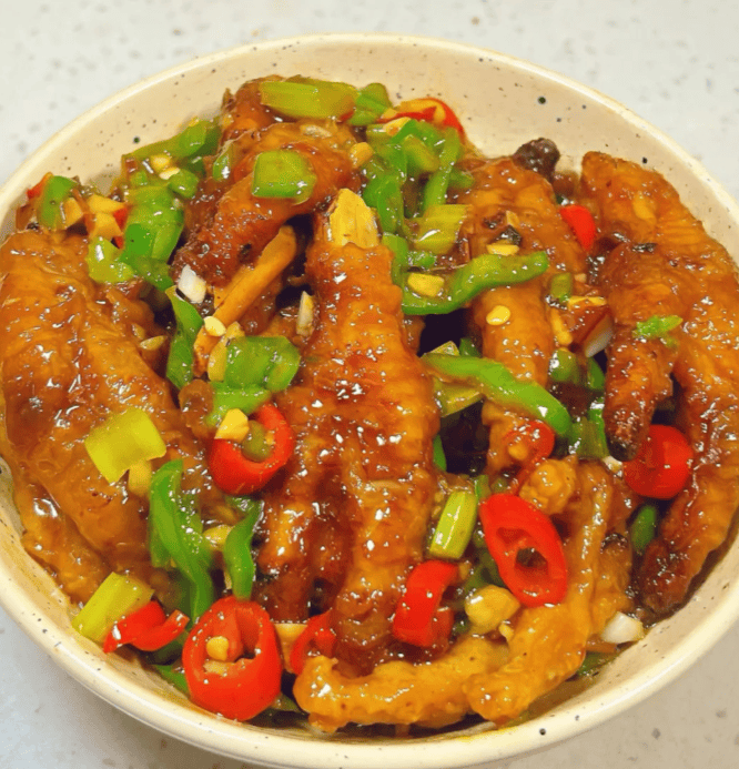 香料豆瓣酱熬煮红亮卤汁，慢焖收汁浸润鸡爪肌理