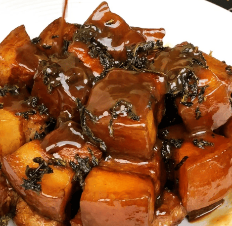 陈年茯砖熬制醇厚茶汤，慢炖肉块消解油脂肥腻口感