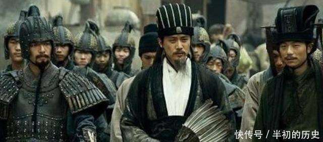 
        此人对诸葛亮忠心不二，却遭刘备排挤打压，诸葛亮无奈将其斩杀！