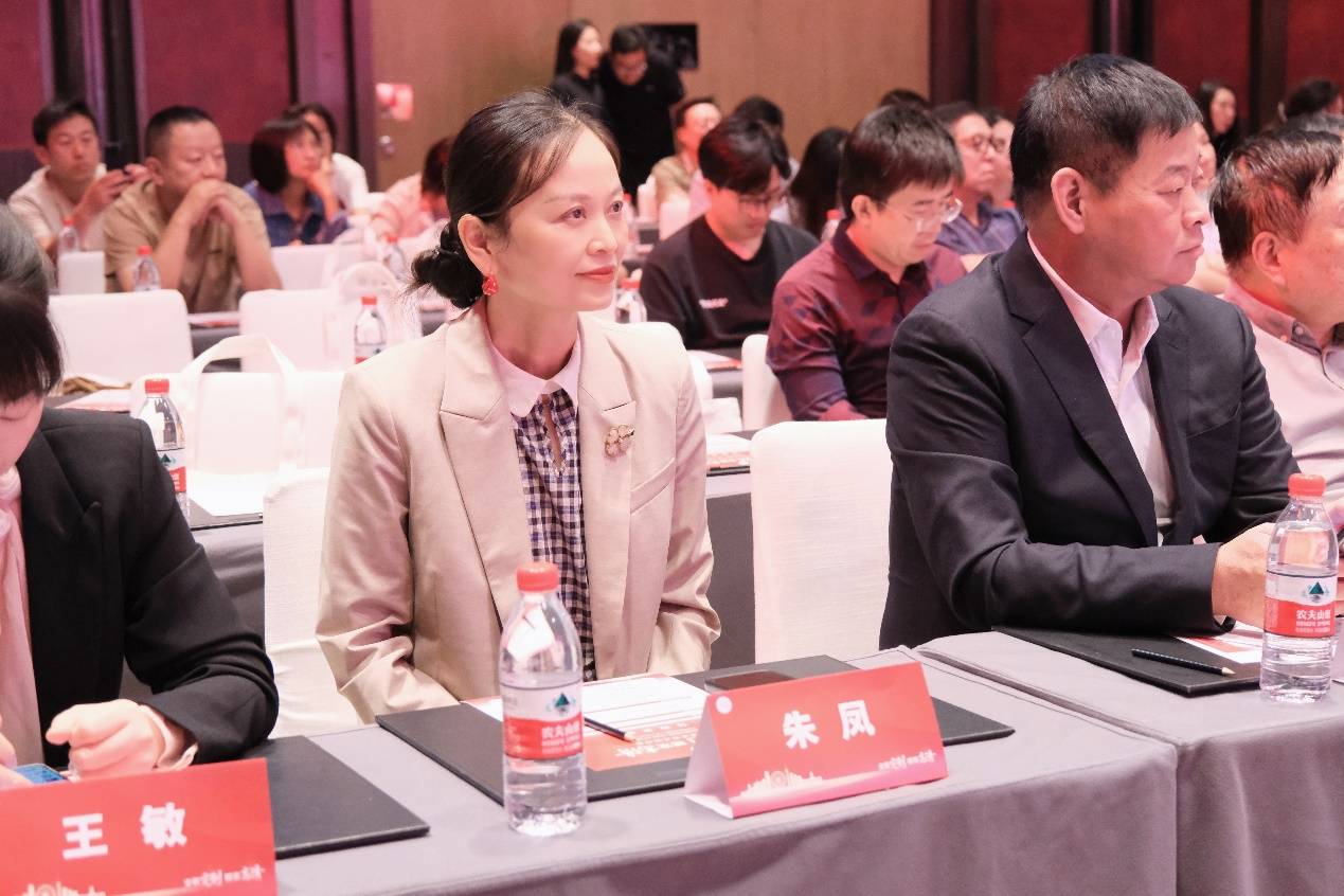 学术载誉！合肥普瑞朱凤院长亮相天津眼科年会，臻光速手术解锁高清舒适新视界