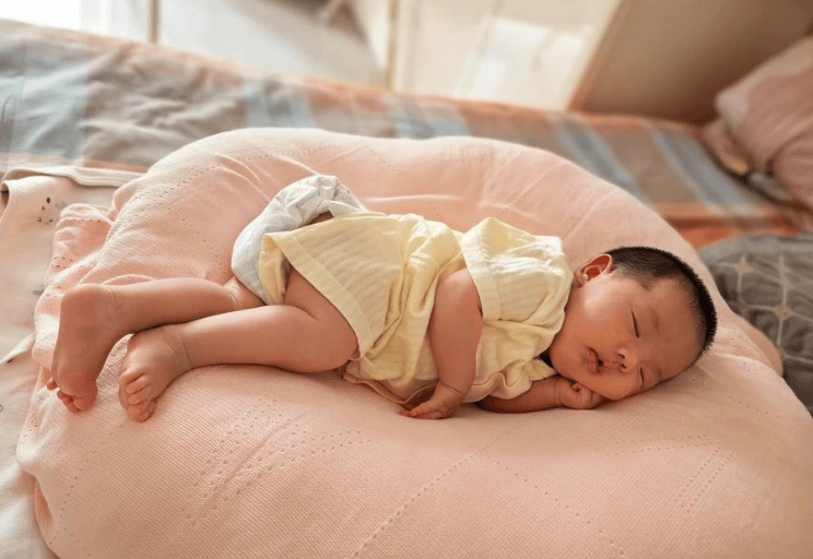 月子里的孩子不爱睡觉怎么办?这个方法可以试一试