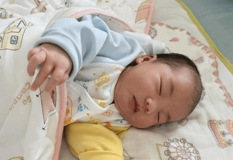 月子里的孩子不爱睡觉怎么办?这个方法可以试一试