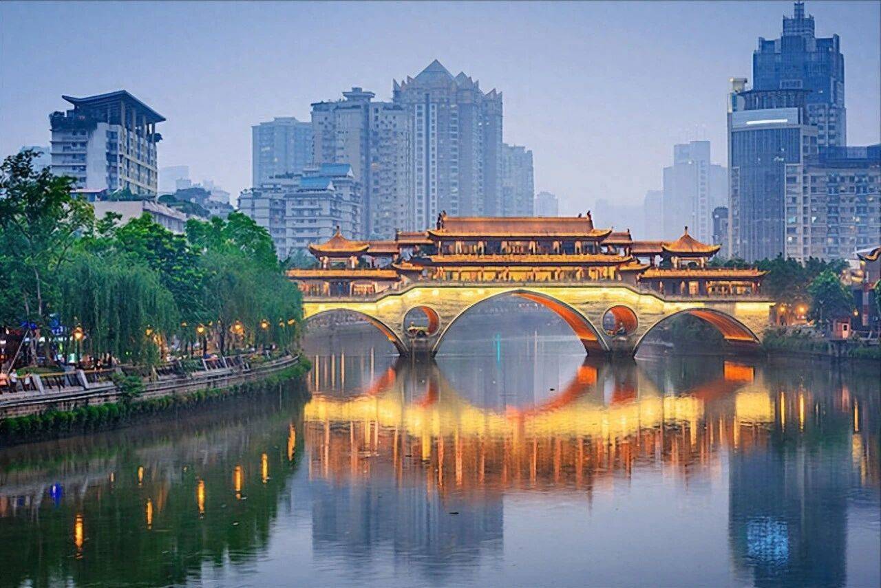 
        成渝一家亲最动人的不是相似，而是成都的松与重庆的劲