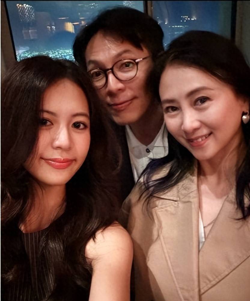 
        香港女星的19岁女星近照曝光，完美遗传到妈妈美貌，而且还是学霸