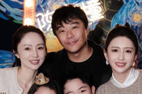 陈思诚一家3口合体，10岁朵朵黏爸爸抹眼泪，佟丽娅站一边很避嫌
