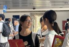 一根扁担挑双倍希望：泸州农家双胞胎，并肩走进西南石大