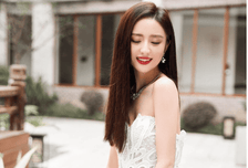 佟丽娅人气急速回升，晒出最新优雅美照，诠释成熟女人的稳重美