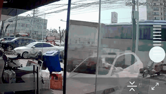 安徽一客车逆行撞上公交车 监控显示有行人被撞