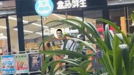 42岁姚笛近状曝光，现身加拿大被偶遇，素颜露面状态超好