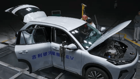 一场“连环二连击”，吉利银河星舰7 EV的安全冗余实验