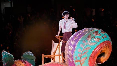 许嵩2026安泊猜想巡演首站杭州热烈开唱 “有你们的地方就是吾乡”