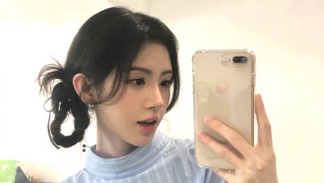 鞠婧祎晒对镜自拍美照 穿黑色小短裙秀纤细美腿