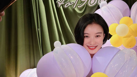 倪妮晒美照庆祝38岁生日 怀抱花朵气球笑靥如花