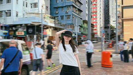 迪丽热巴分享生活随拍照 香港街头散步晒太阳心情好
