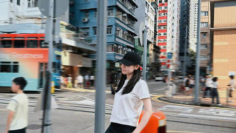迪丽热巴分享生活随拍照 香港街头散步晒太阳心情好
