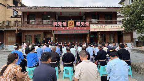 贵州省新联会自由职业分会副会长夏通达赴台江县南省村开展爱心助学活动