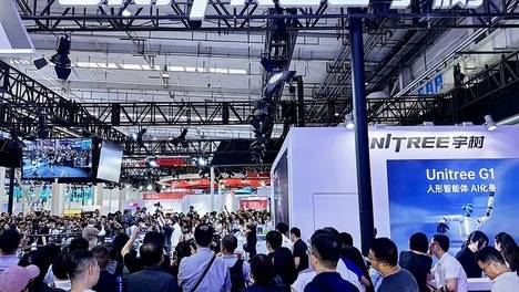 赵丽颖带儿子逛街看展