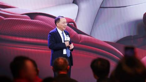 问界M9加长版正式交车：均价超60万，张兴海亲自把钥匙交到车主手里