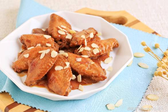 李在明边开会边大口吃紫菜包饭