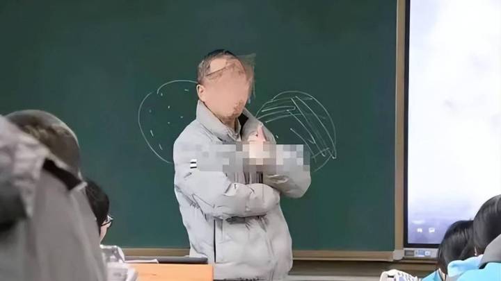在课堂发表与教师形象不符言论,该教师被调离教学岗位,你怎么看?