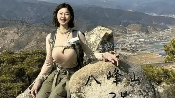 43岁丰腴女子晒自拍,换来的都是嘲讽,你怎么看?