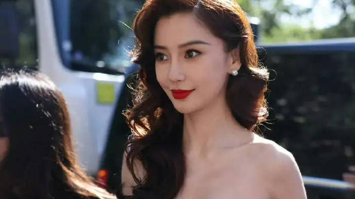 angelababy穿设计感小黑裙,如美神降临,你觉得好看吗?