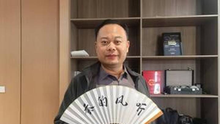 河南一43岁前检察官患病后成5000万粉丝网红,你看过他的视频吗?