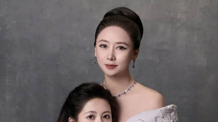 56岁翁虹透露与丈夫已分居三年,结婚18年后感情会更好吗?