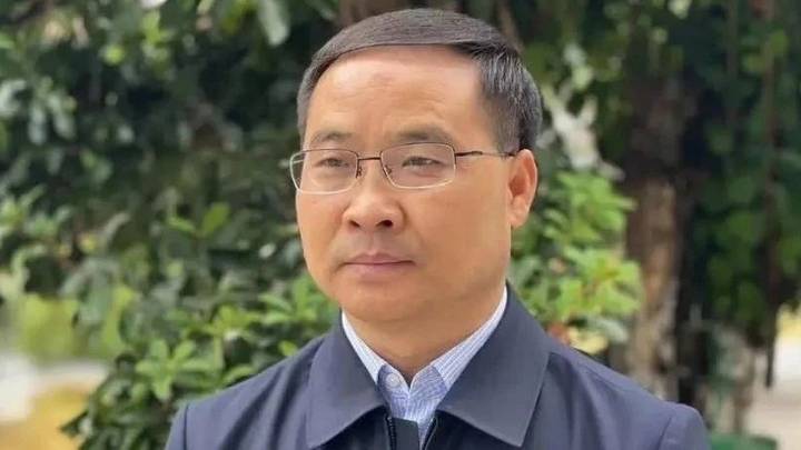 教育局局长在校服采购中吃回扣被开除党籍,处理结果你满意吗?