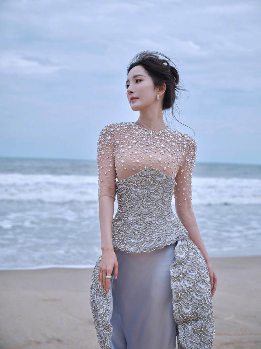 杨幂穿浅蓝色长裙化身美人鱼 手捧贝壳眼神温柔