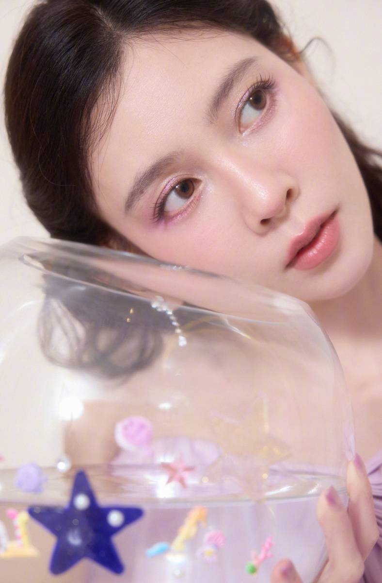 宋妍霏穿金色鱼尾裙身姿窈窕 发丝飞扬氛围感十足