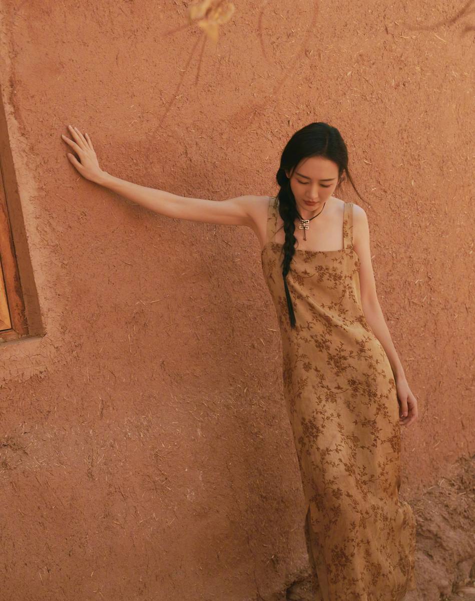 王鸥分享43岁生日照 在公路上奔跑自由烂漫