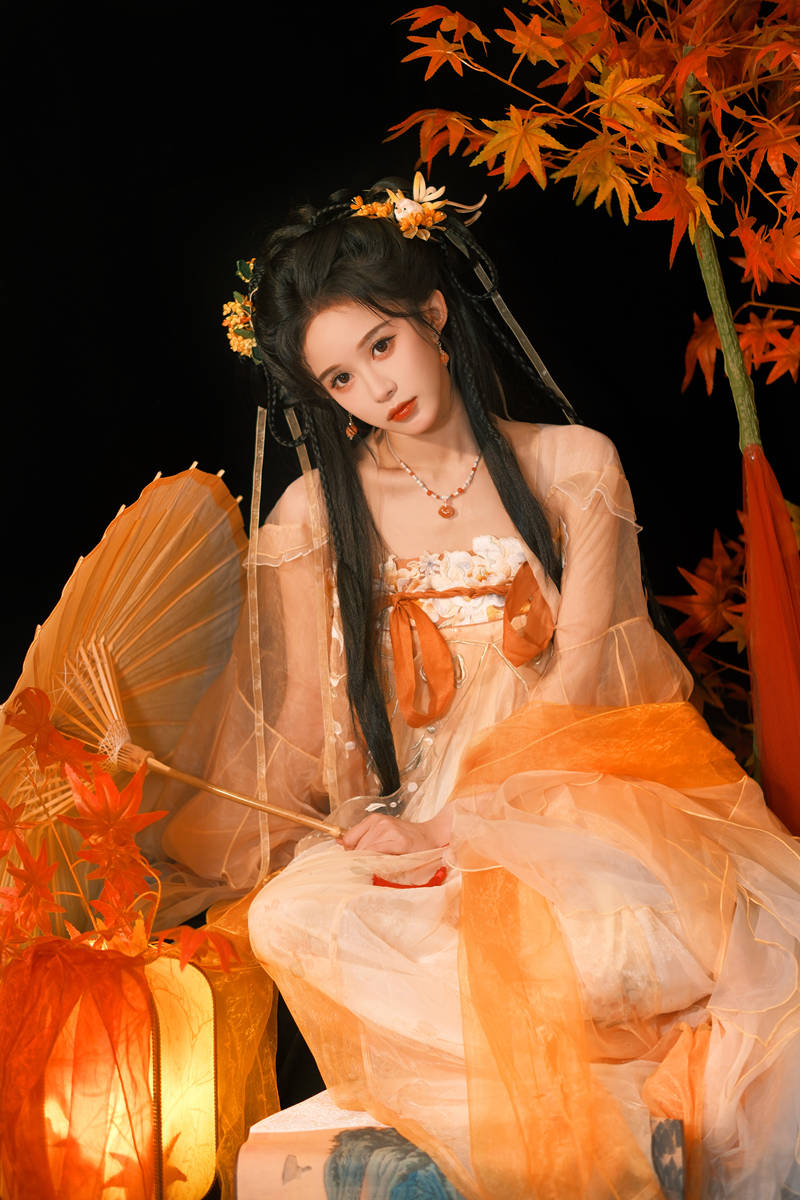 段艺璇穿汉服可爱娇憨 手持油纸伞温柔灵动