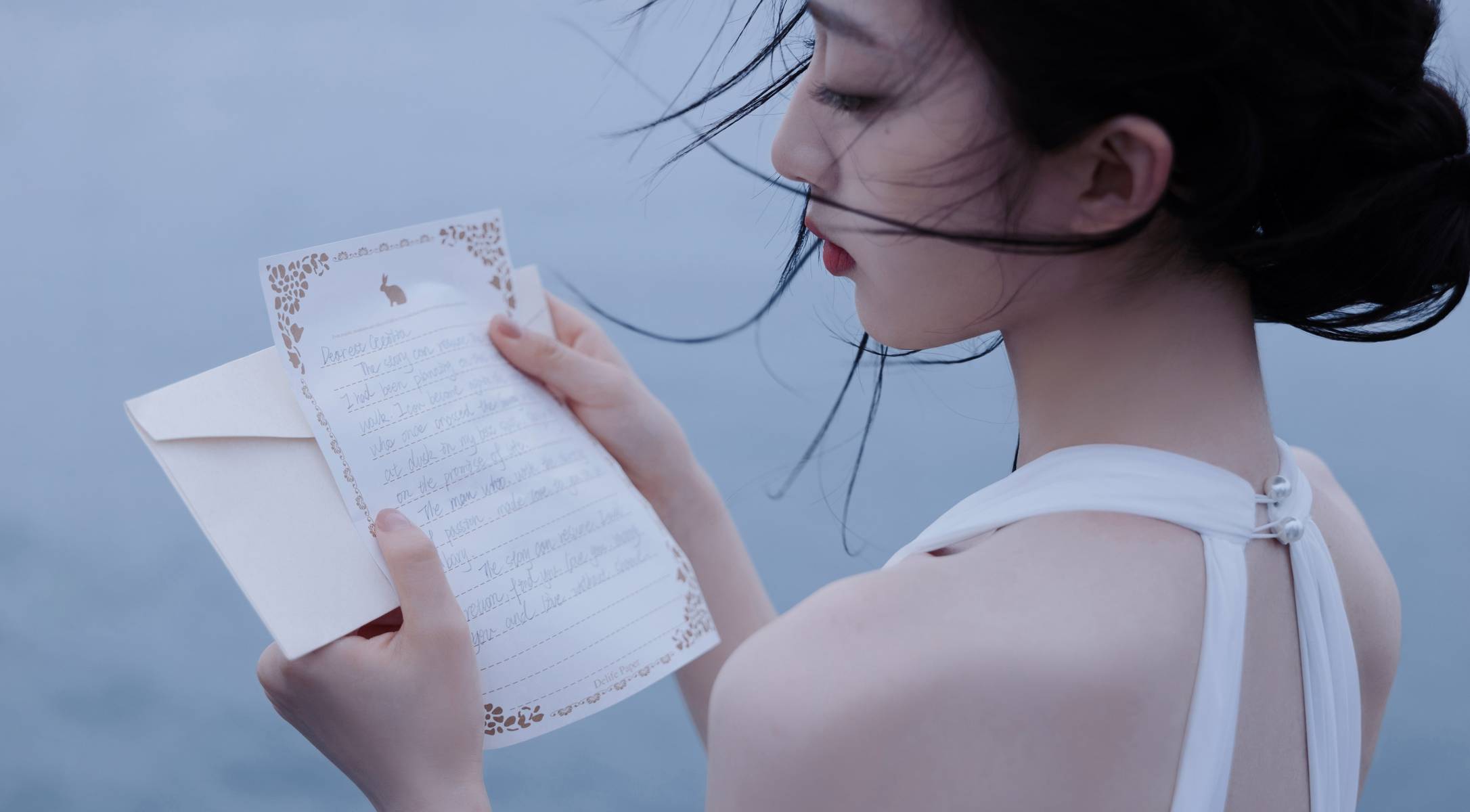 邓恩熙穿白色露背裙清丽脱俗 在码头读信文艺浪漫