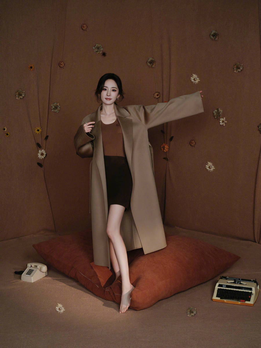 杨幂穿大衣气质迷人 白嫩玉足光滑柔软美腿吸睛