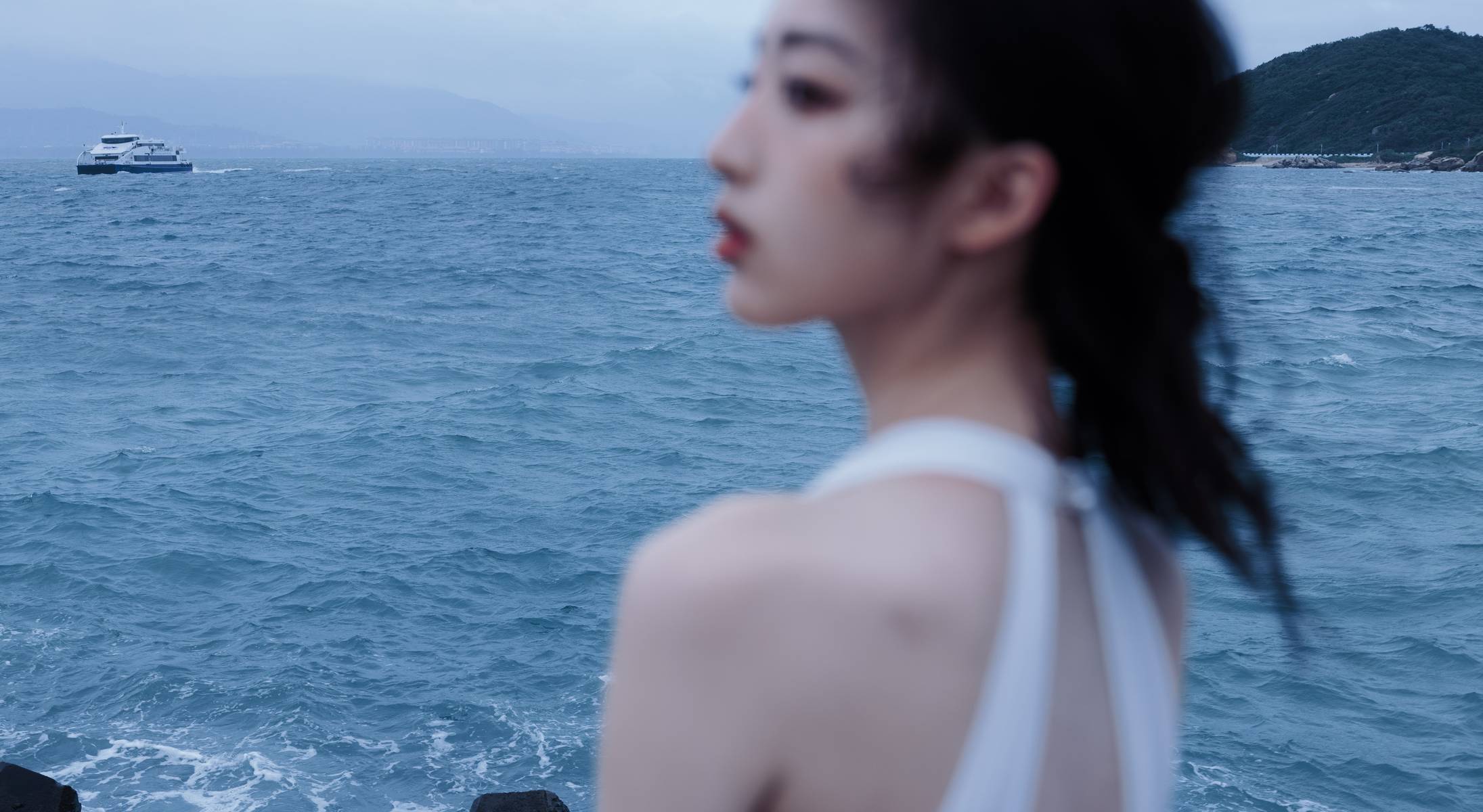 邓恩熙穿白色露背裙清丽脱俗 在码头读信文艺浪漫