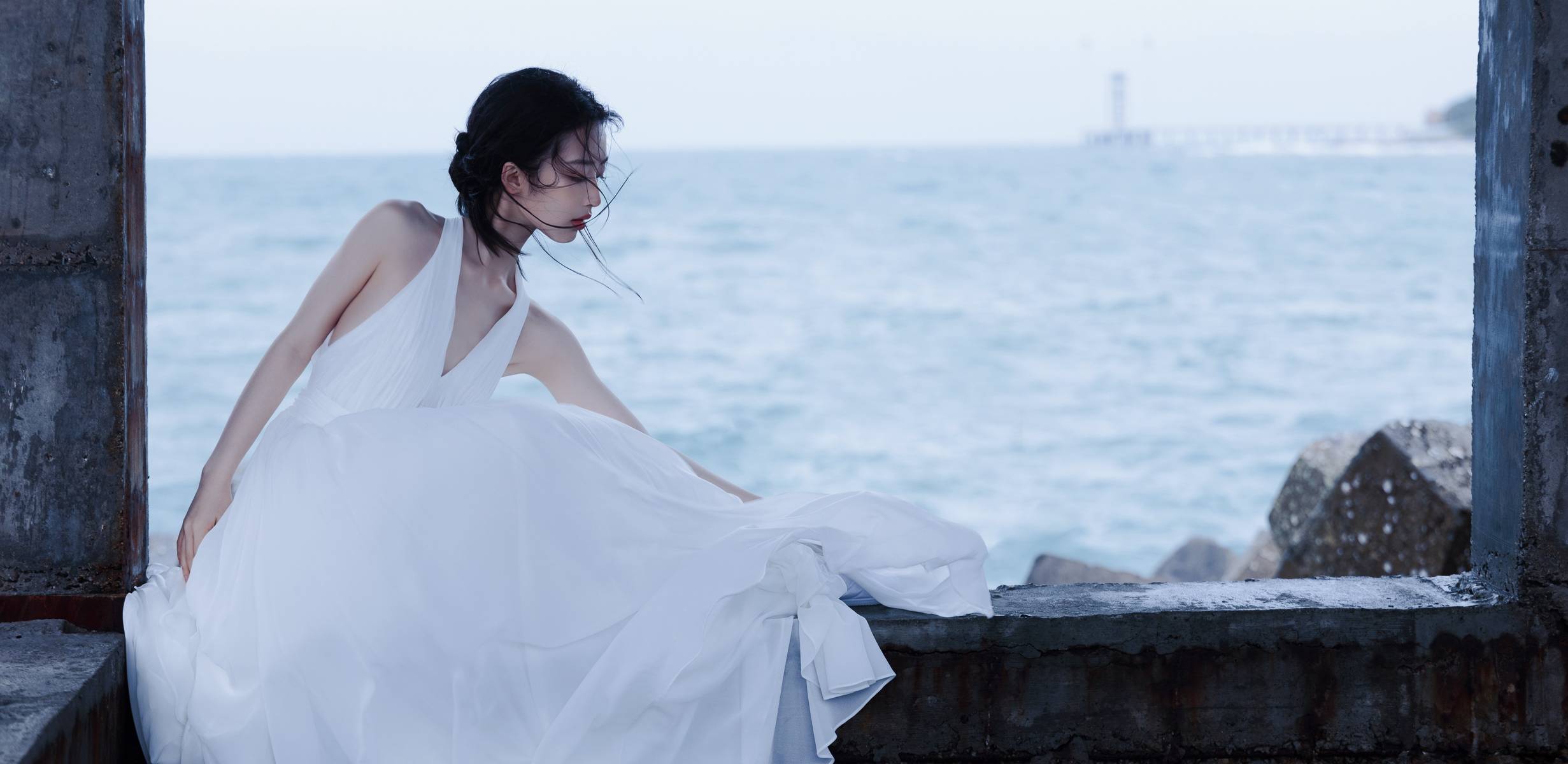 邓恩熙穿白色露背裙清丽脱俗 在码头读信文艺浪漫